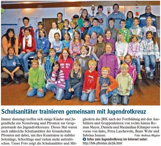 Schulsanitäter trainieren zusammen mit Jugendrotkreuz