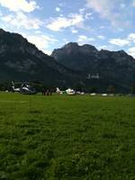 Landung der Hubschrauber vor Schloss Neuschwanstein, alle in der Gondel der Tegelbergbahn eingeschlossenen sind im Tal