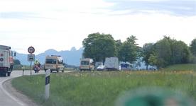 Der Fahrzeugkonvoi vor Pfronten Weißbach